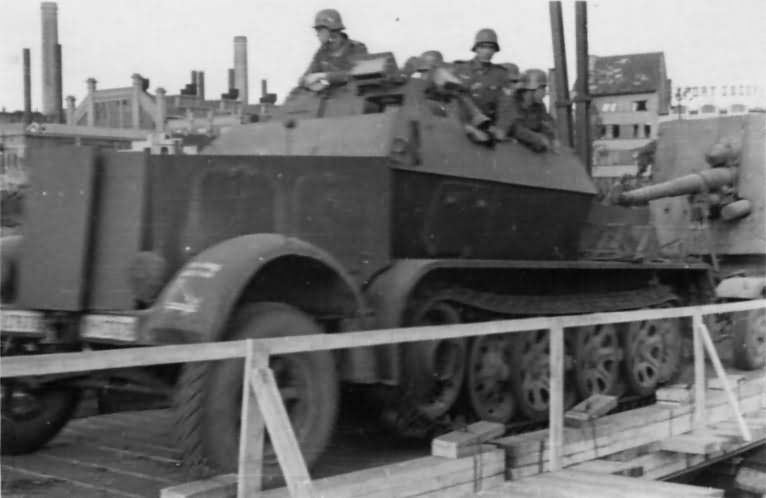 SdKfz 7 towing a 8,8 cm Panzerabwehrkanone Flak 18 gun