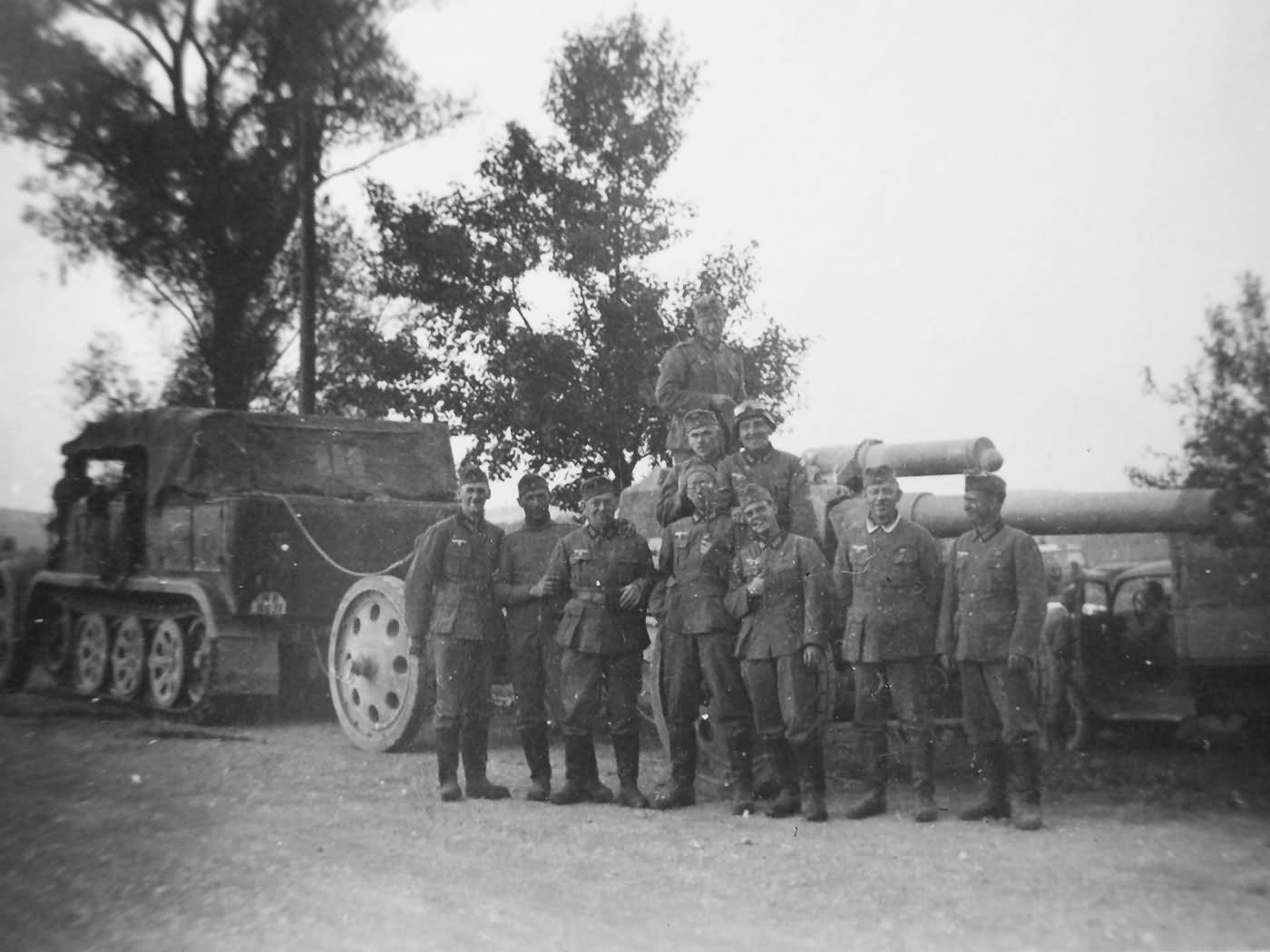 SdKfz 7 towing schwere Feldhaubitze 18 near Orlean June 1940