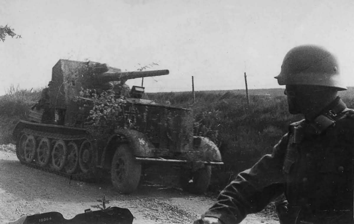 8,8 cm Flak 18 Selbstfahrlafette auf Zugkraftwagen 12t SdKfz 8 front view