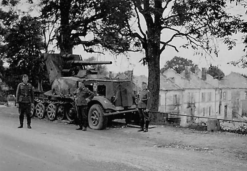 Destroyed 8,8 cm Flak 18 (Sfl.) auf Zugkraftwagen 12t Sd.Kfz. 8 heavy halftrack 1940