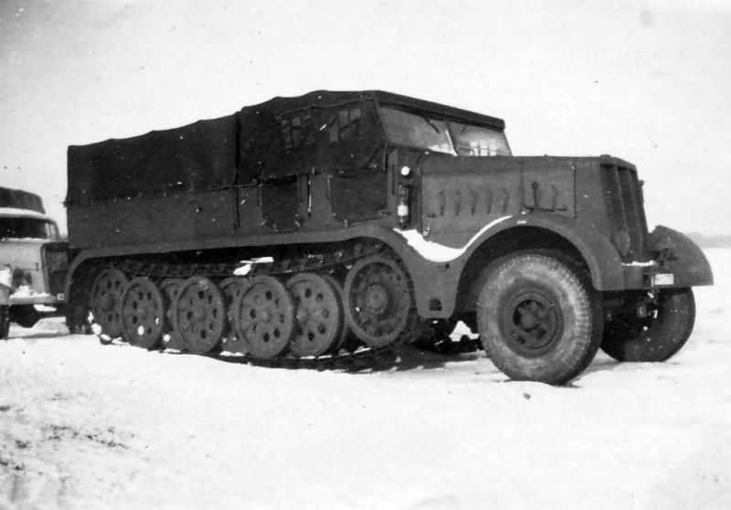 Prime mover SdKfz 9 FAMO (Fahrzeug- und Motorenbau GmbH)