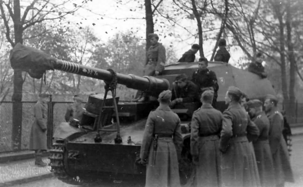Dicker Max and 521 schwere Panzerjager Abteilung soldiers