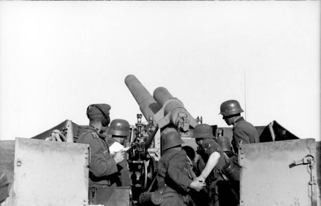 Panzerhaubitze Hummel interior, crew in acton, eastern front 1943