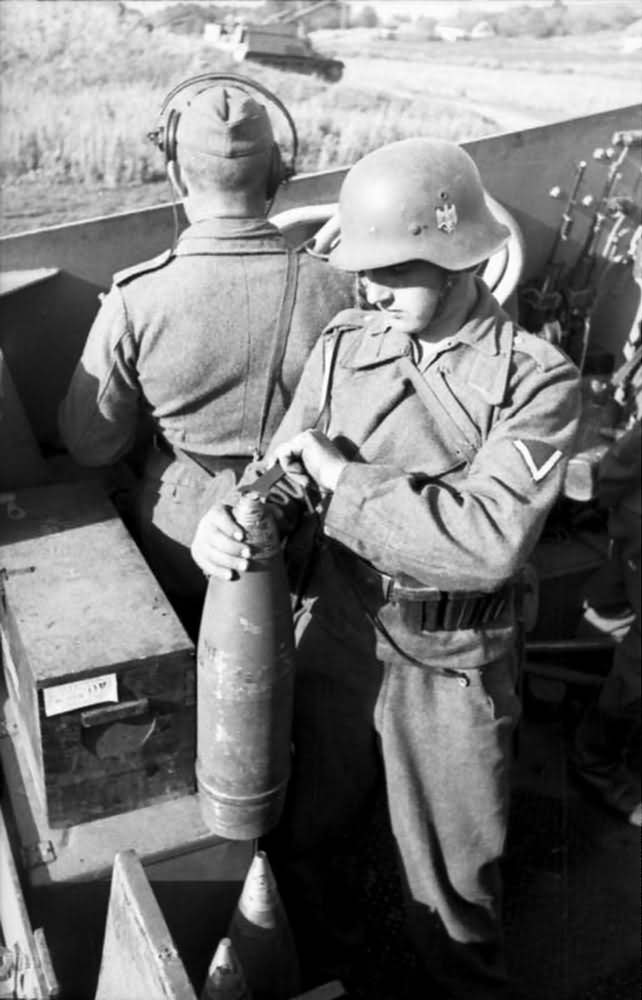 Panzerhaubitze Hummel eastern front 1943 crew