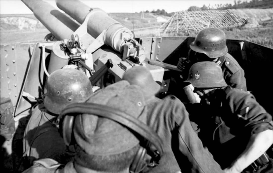 Panzerhaubitze Hummel eastern front 1943 crew in action