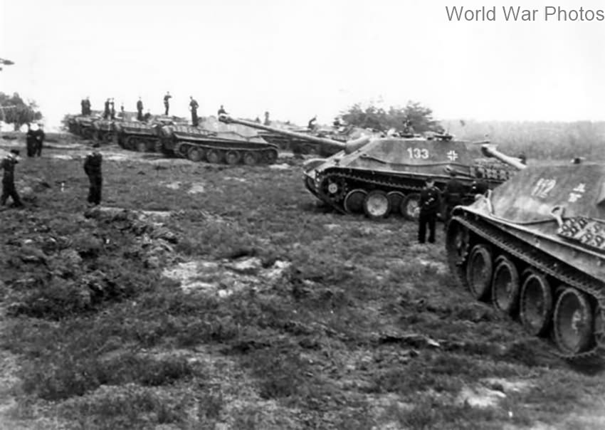 Jagdpanthers of the schwere Panzerjäger-Abteilung 654