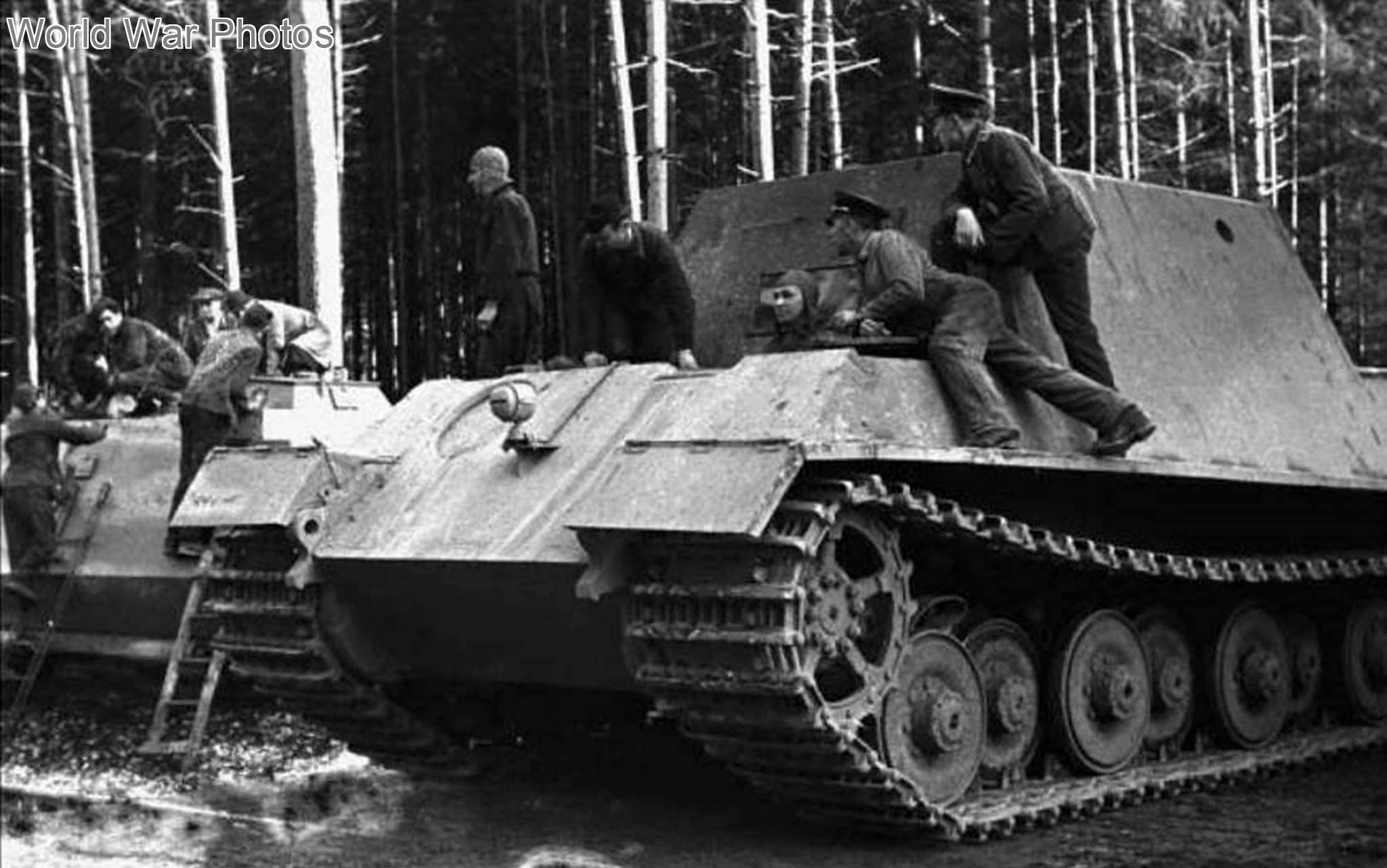 Jagdtiger Fgst.Nr. 305001, early vehicle with a Porsche suspension 1944