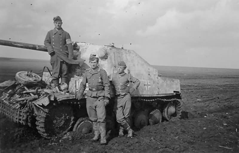 Marder II and its crew