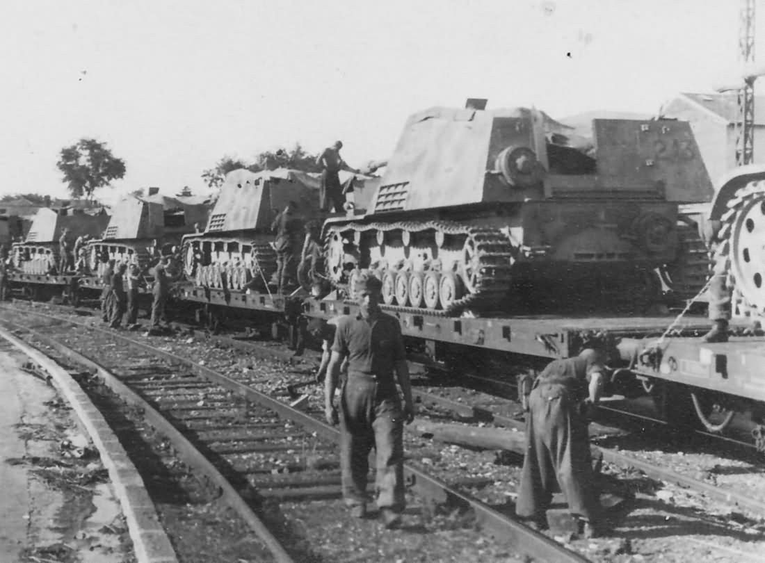 Nashorn Panzerjager rail transport to Anzio