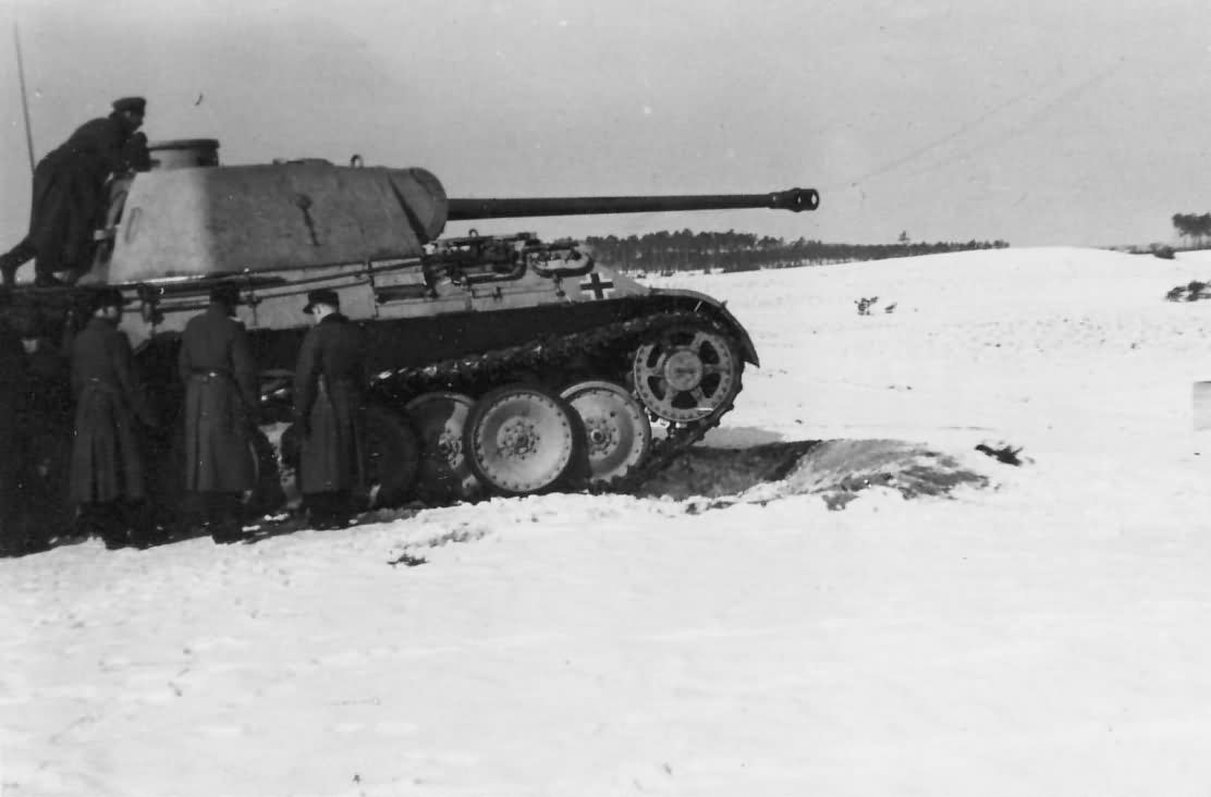 Panther Ausf D during field exercises in winter