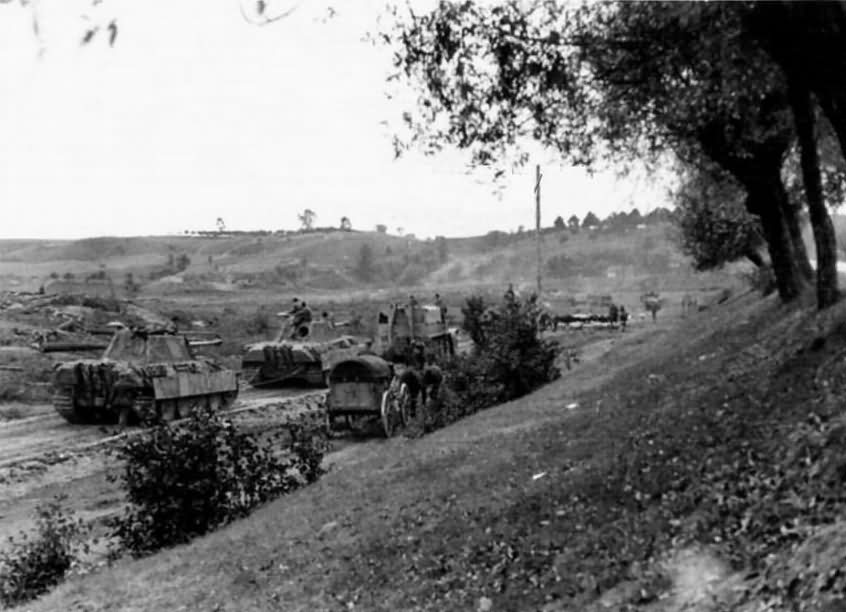 Panther being towed by Panther and a SdKfz 9 FAMO