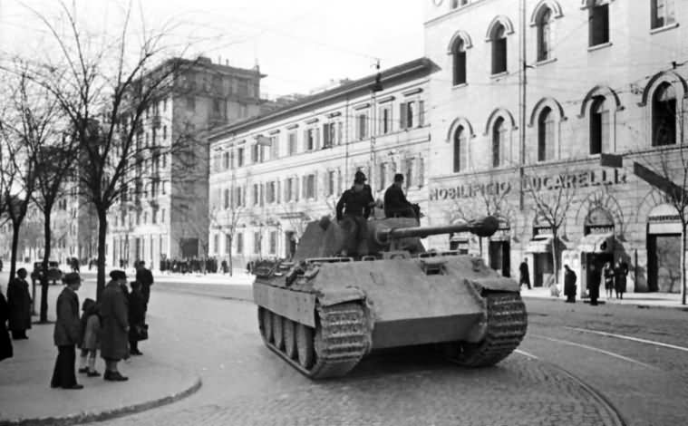 Panther from I/Panzer-Regiment 4 in Rome, August 1943