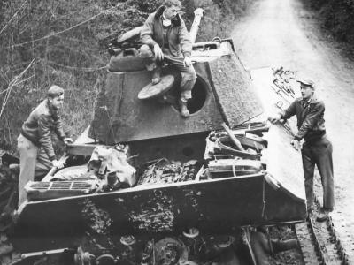 Pilots of 366th FG inspect Panther they KO 1944