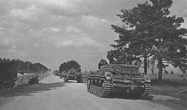 A column of Panzerkampfwagen III tanks in their way to the front