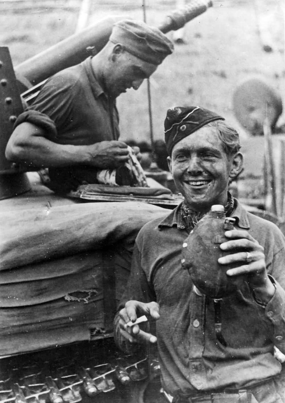 Panzerman with Feldflasche and Panzer 35(t)