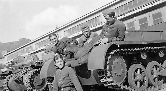 Panzer I ohne aufbau and crew