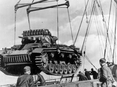 Panzer III March 1941, DAK – tank being loaded into a ship