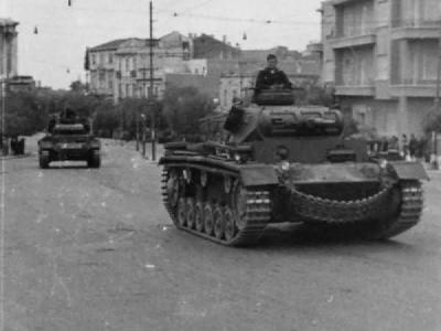 Spare tracks on the frontal armor of the Panzer III tank 3