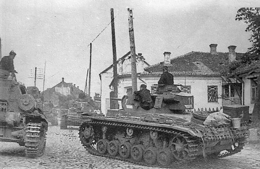 Panzer_III_tanks_1941.jpg