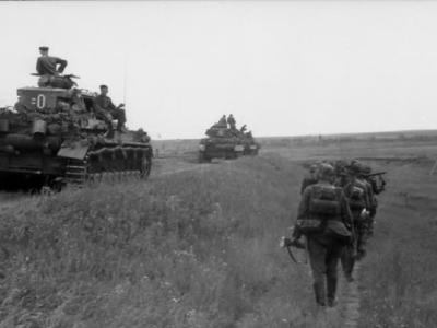 Panzer IV tanks and German Infantry eastern front