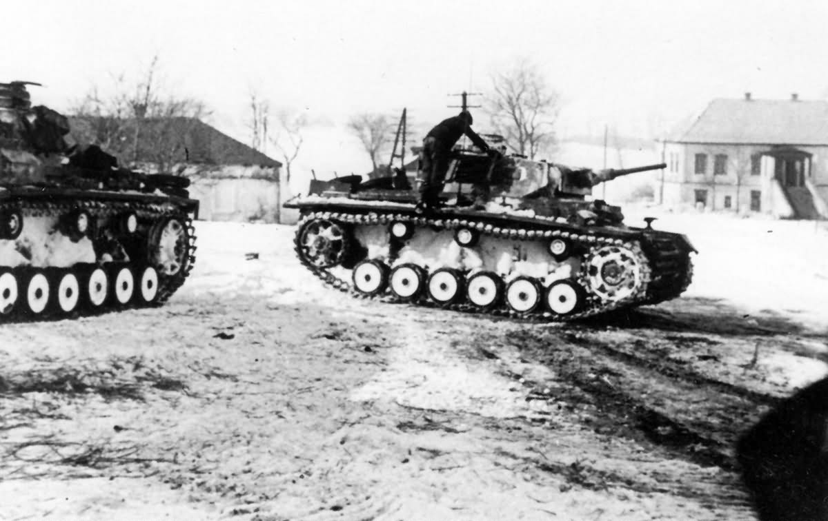 Panzer III tanks in the snow during operations in the winter of 1941/42