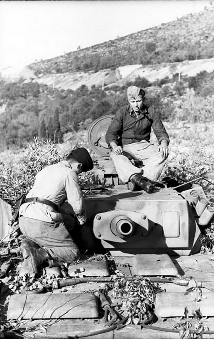 crew members atop a Panzer III Ausf N Italy