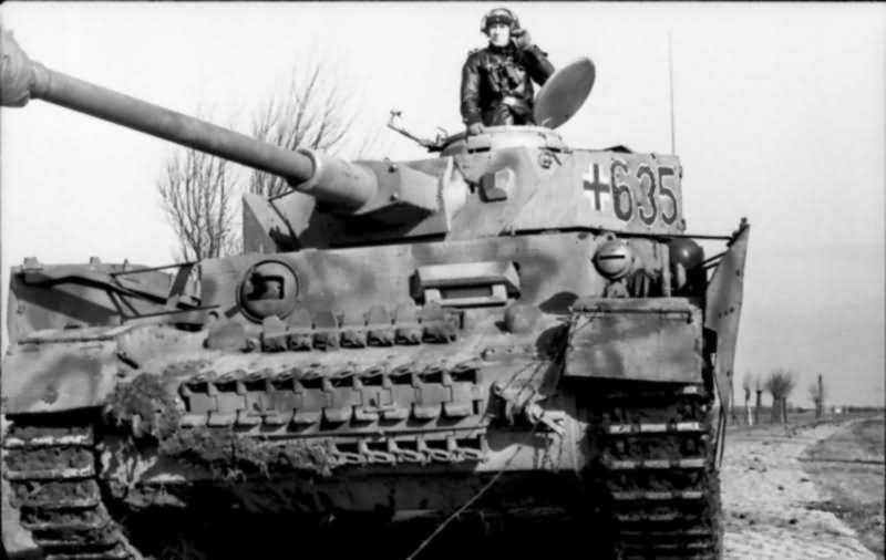 Panzer IV Ausf H 635 with schurzen