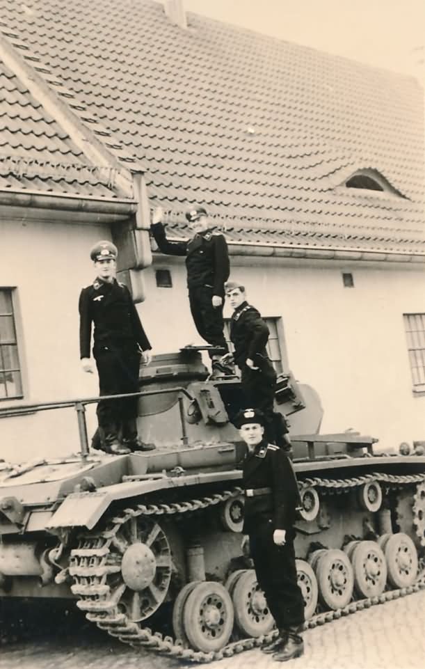 BefehlsPanzer III Ausf H and crew