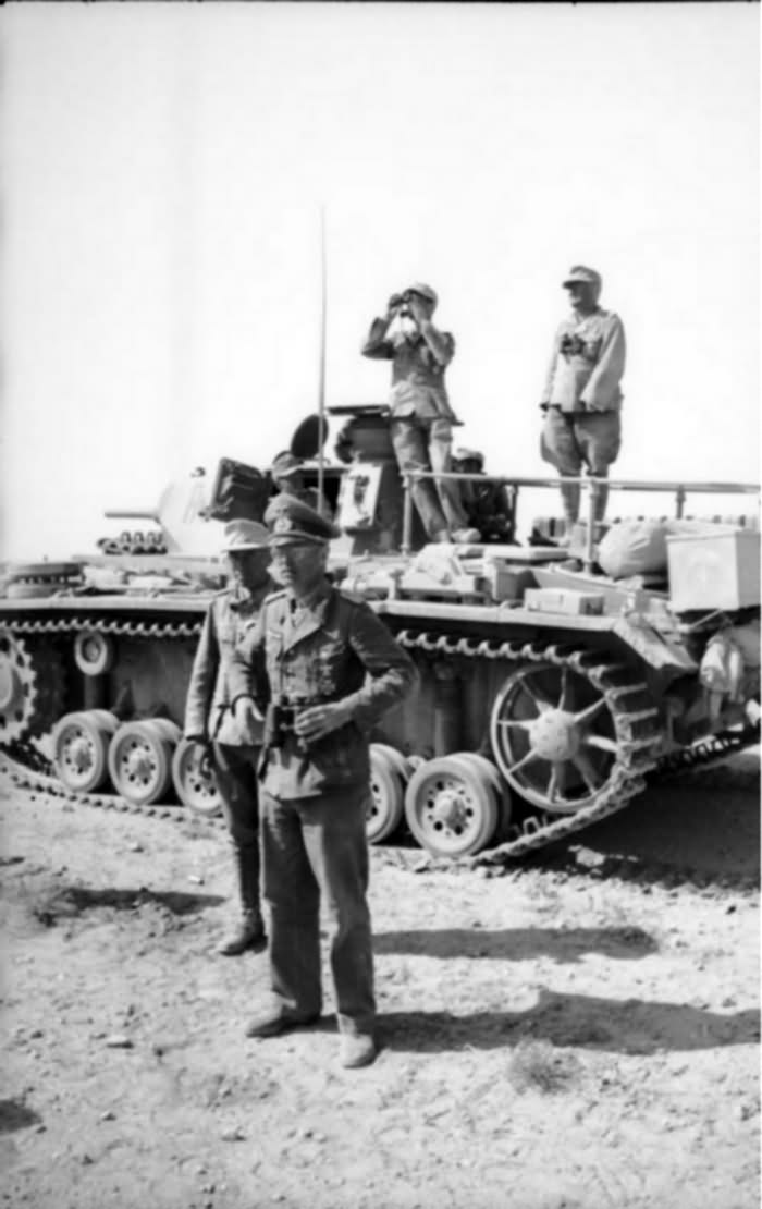 Panzerbefehlswagen III and Generalmajor von Bismarck