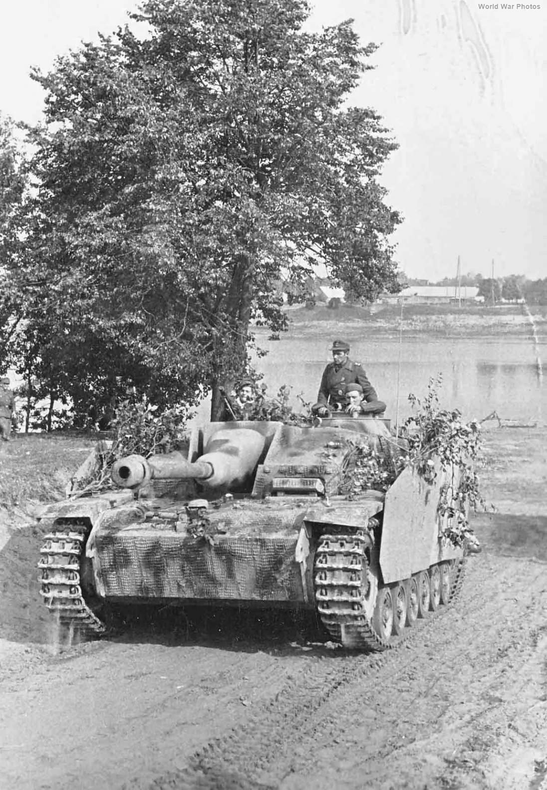 StuG Ausf G move up to the front