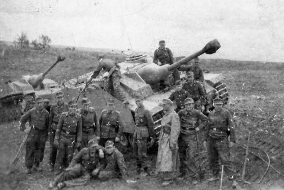 StuG 40 Ausf G and crews