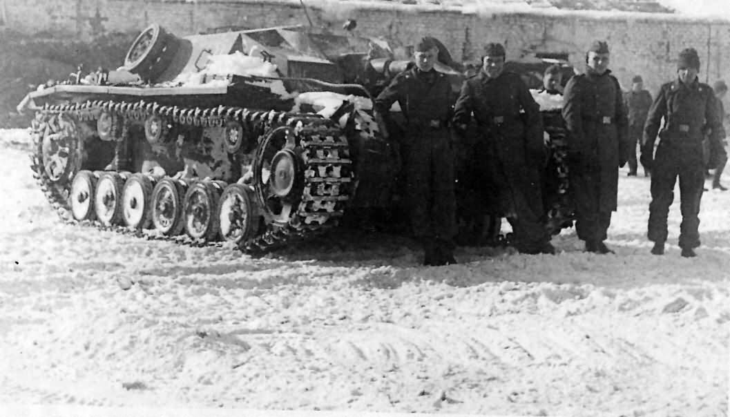 Sturmgeschutz StuG III and crew