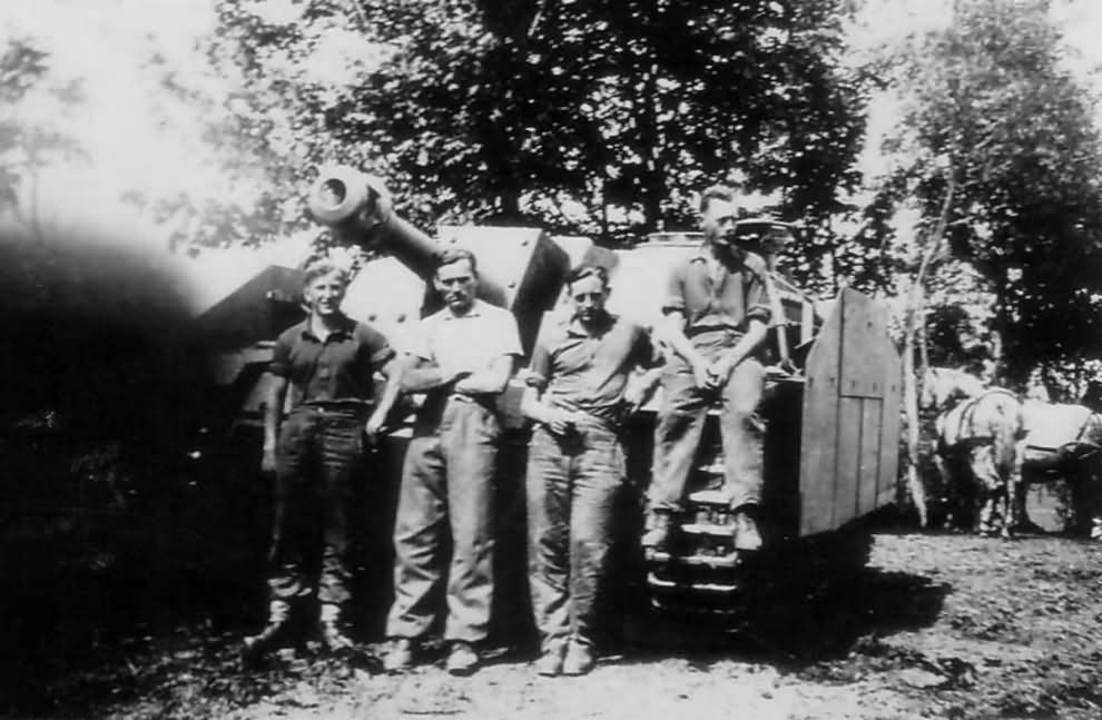 Sturmhaubitze 42 StuH 42 with schurzen crew