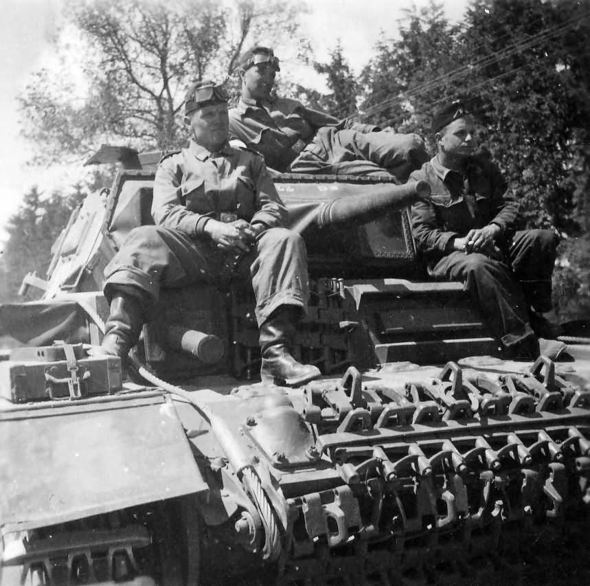 Tank crews atop Tauchpanzer III