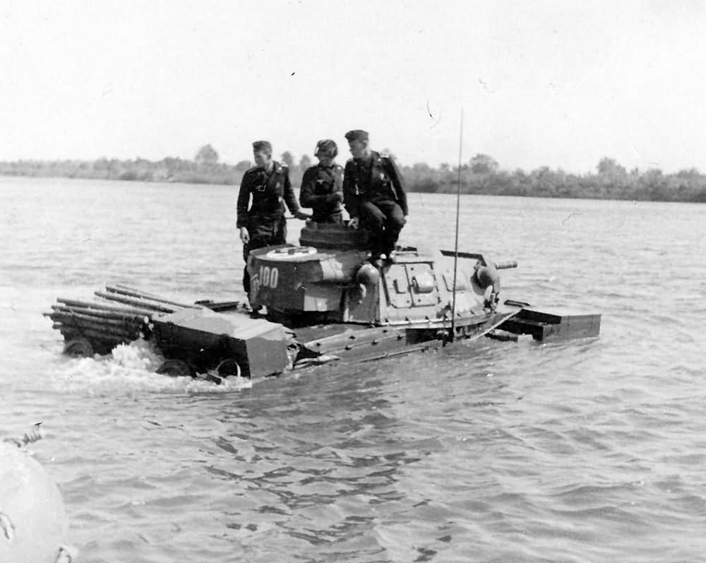 amphibious tank Tauchpanzer III code 100 of the Panzer Regiment 18 under test in Putlos