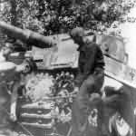 Repair of Panzer VI Tiger code S33 of Schwere Panzerkompanie SS-Panzer Regiment 2 Das Reich Eastern Front