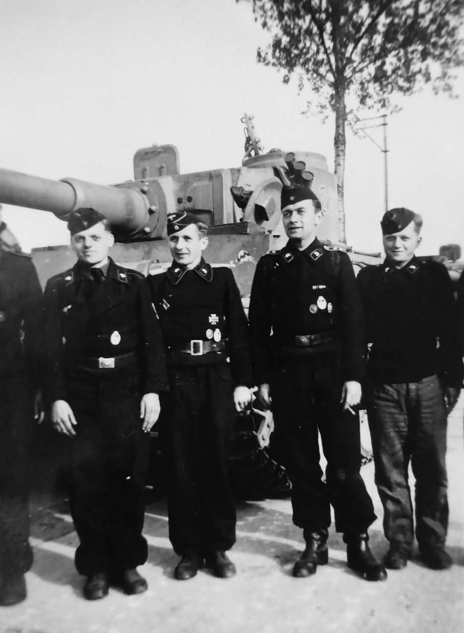 Early Tiger tank 223 and crew of the schwere panzer abteilung 505