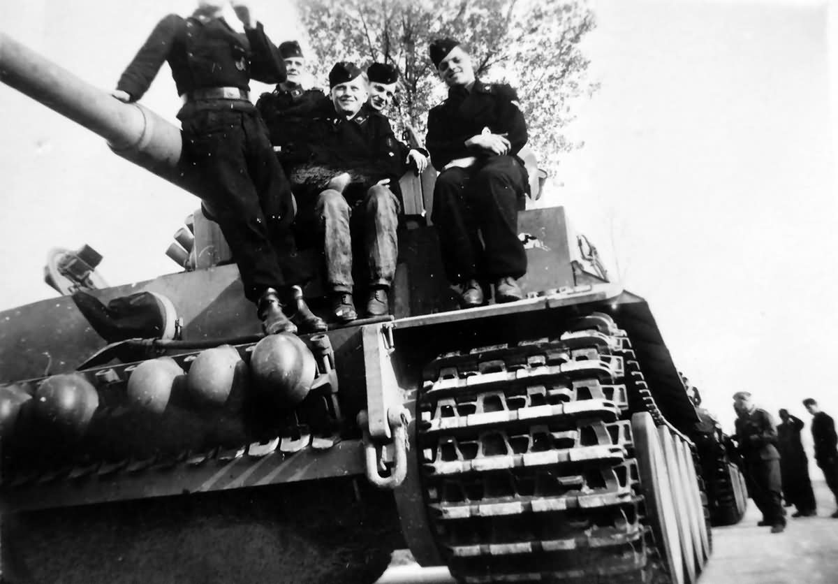 Early Tiger tank 223 and crew of the schwere panzerabteilung 505