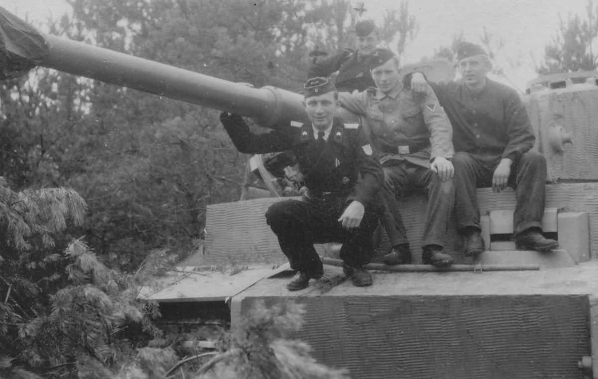 Tiger I heavy tank and crew of the German schwere Panzer Abteilung 509