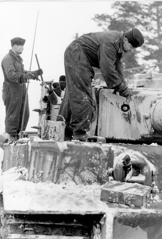 German Tiger I number 222 of Schwere Panzer Abteilung 502 – winter camouflage eastern front