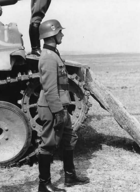 Tiger I number 812 Tiki of the 8/SS-Panzerregiment 2 Das Reich Divisionskommandeur SS Obergruppenfuhrer Walter Kruger