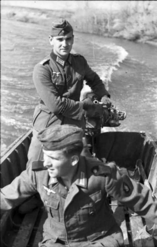 Grossdeutschland 0103 05 Russland Mitte Soldaten im Sturmboot