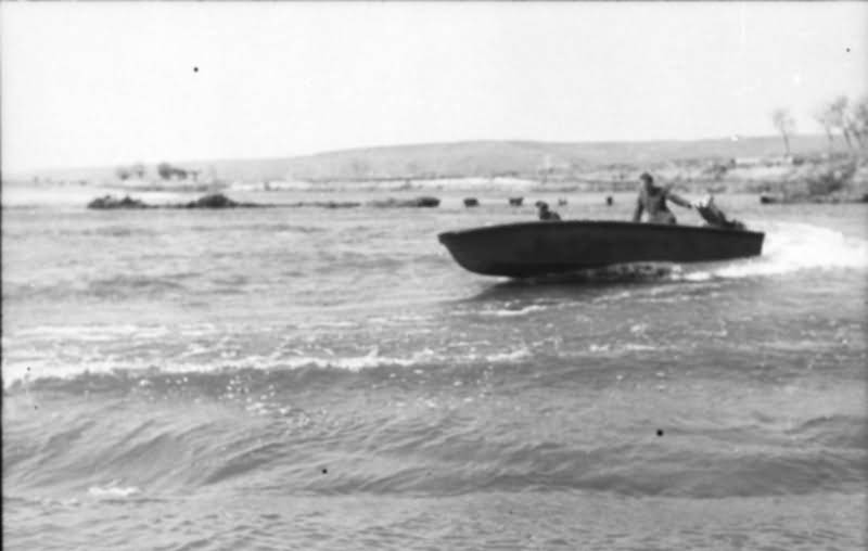 Grossdeutschland 0103 13 Russland Mitte Soldaten im Sturmboot