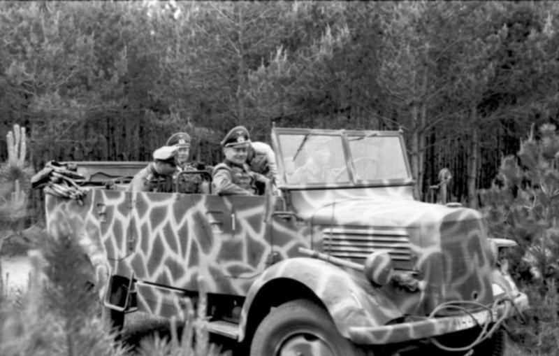 Grossdeutschland 0117 06 Russland Offiziere in Mercedes Benz Kfz