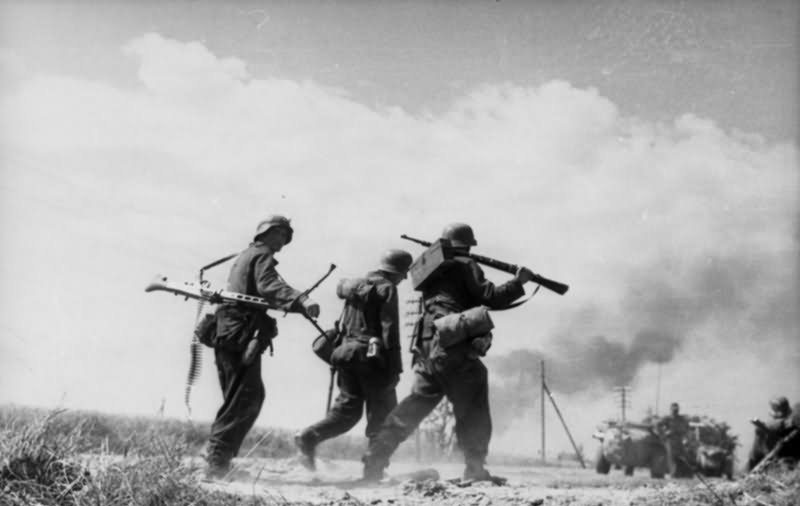 Grossdeutschland 0132 41A Russland Infanteristen auf dem Marsch