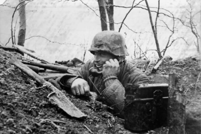 Grossdeutschland 1985 022 25 Russland vorgeschobener Beobachter am Feldfernsprecher