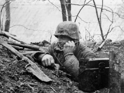 Grossdeutschland 1985 022 25 Russland vorgeschobener Beobachter am Feldfernsprecher