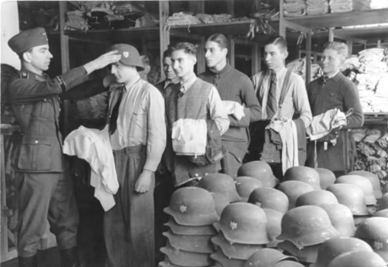 Grossdeutschland 1990 044 32 Einkleidung von Kriegsfreiwilligen