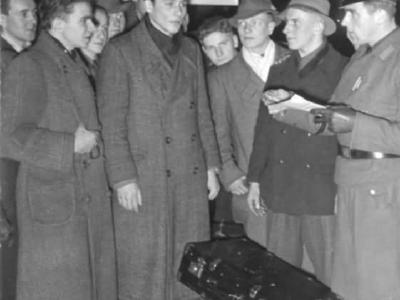 Grossdeutschland 1994 107 05A Ankunft Kriegsfreiwilliger auf Bahnhof