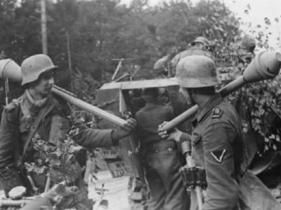 Grossdeutschland 1995 081 15A Bruckenkopf Memel Grenadiere mit Panzerfaust